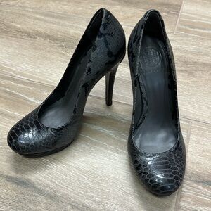 TORY BURCH Jude Pumps Snake print with silver Logo size 7.5